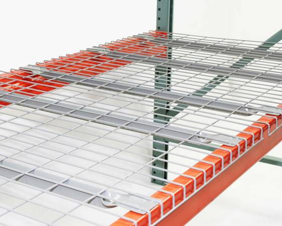 Wire mesh decking for pallet racks